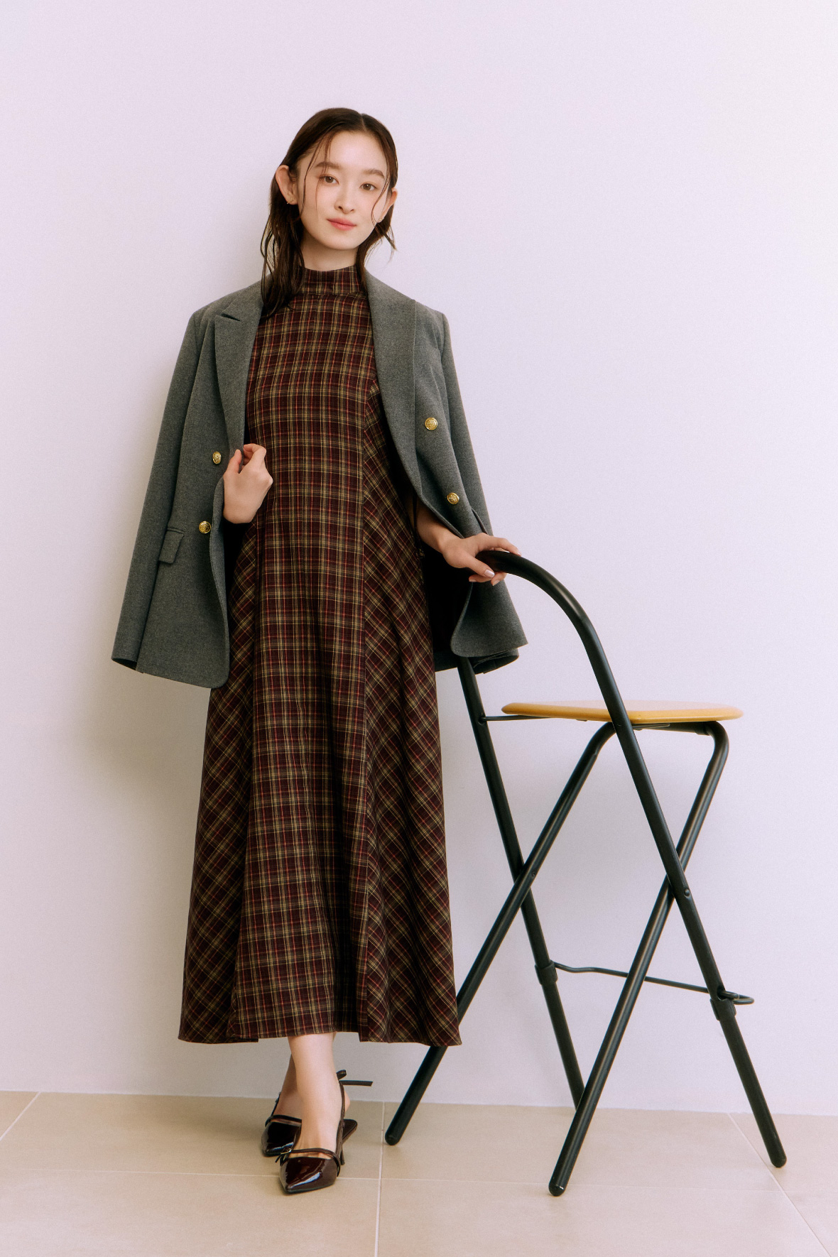 ダブルブレストウールジャケットとアメスリチェックワンピースとLILY BROWNロゴピアスとリボンスリングバックパンプスの着用例