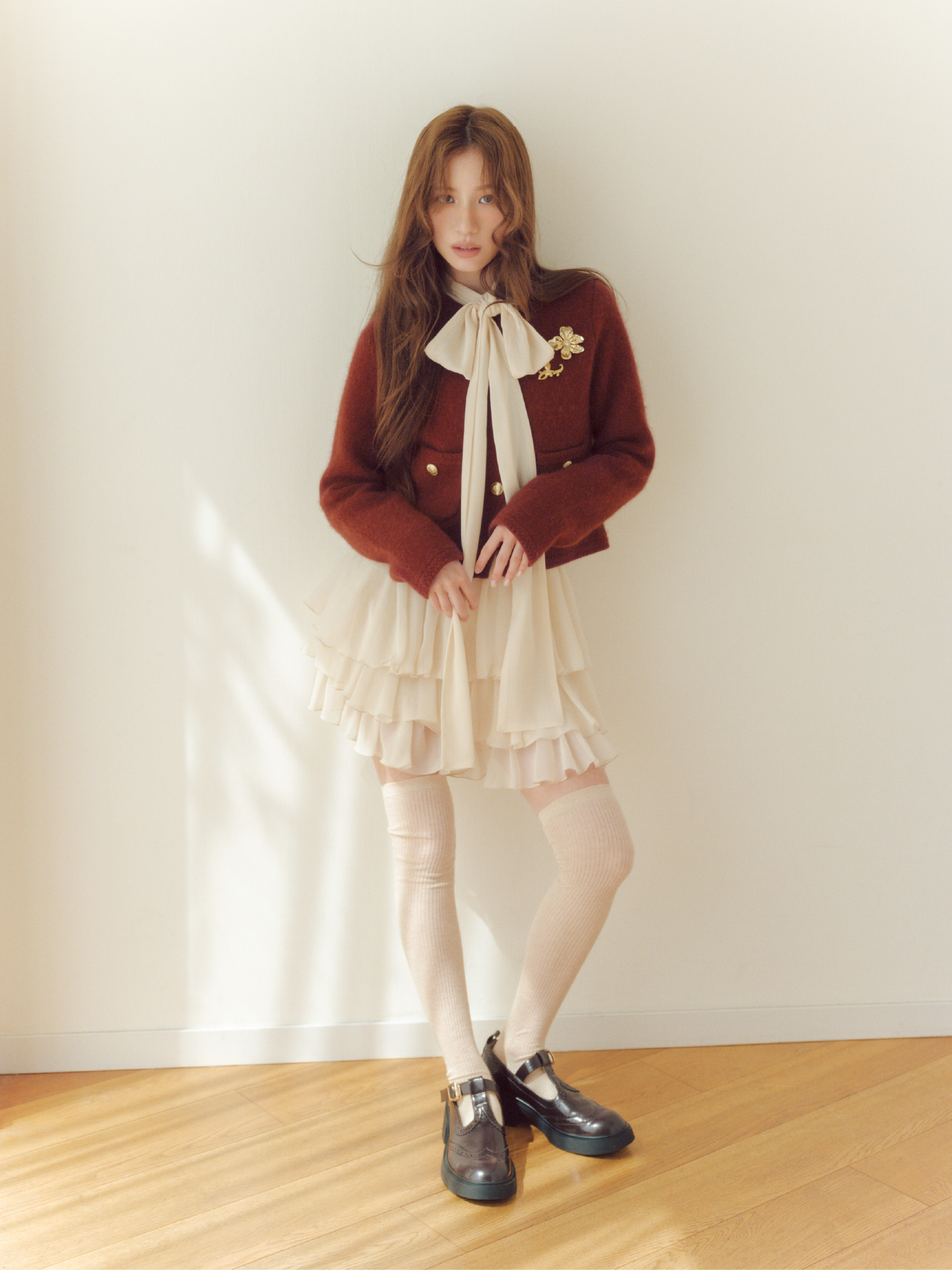 Jacket Set up Socks Shoes Broochを着用したモデル