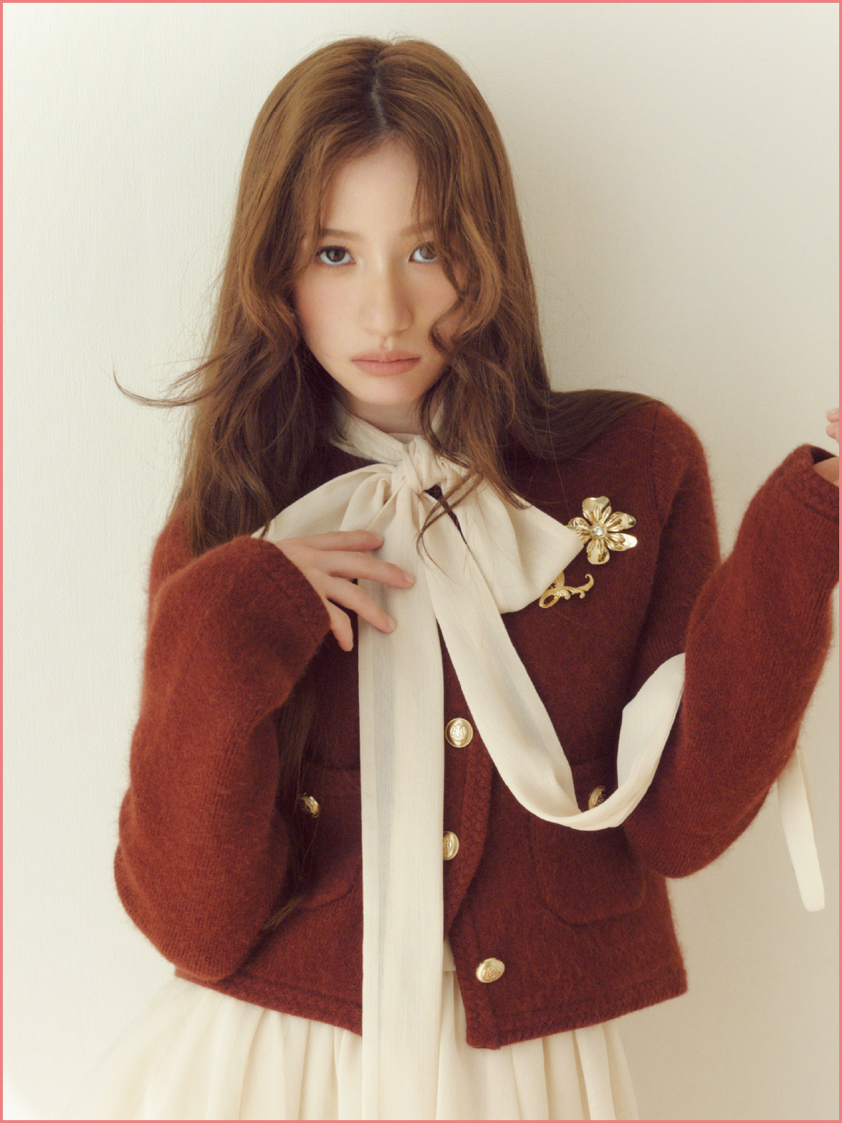 Jacket Set up Socks Shoes Broochを着用したモデル