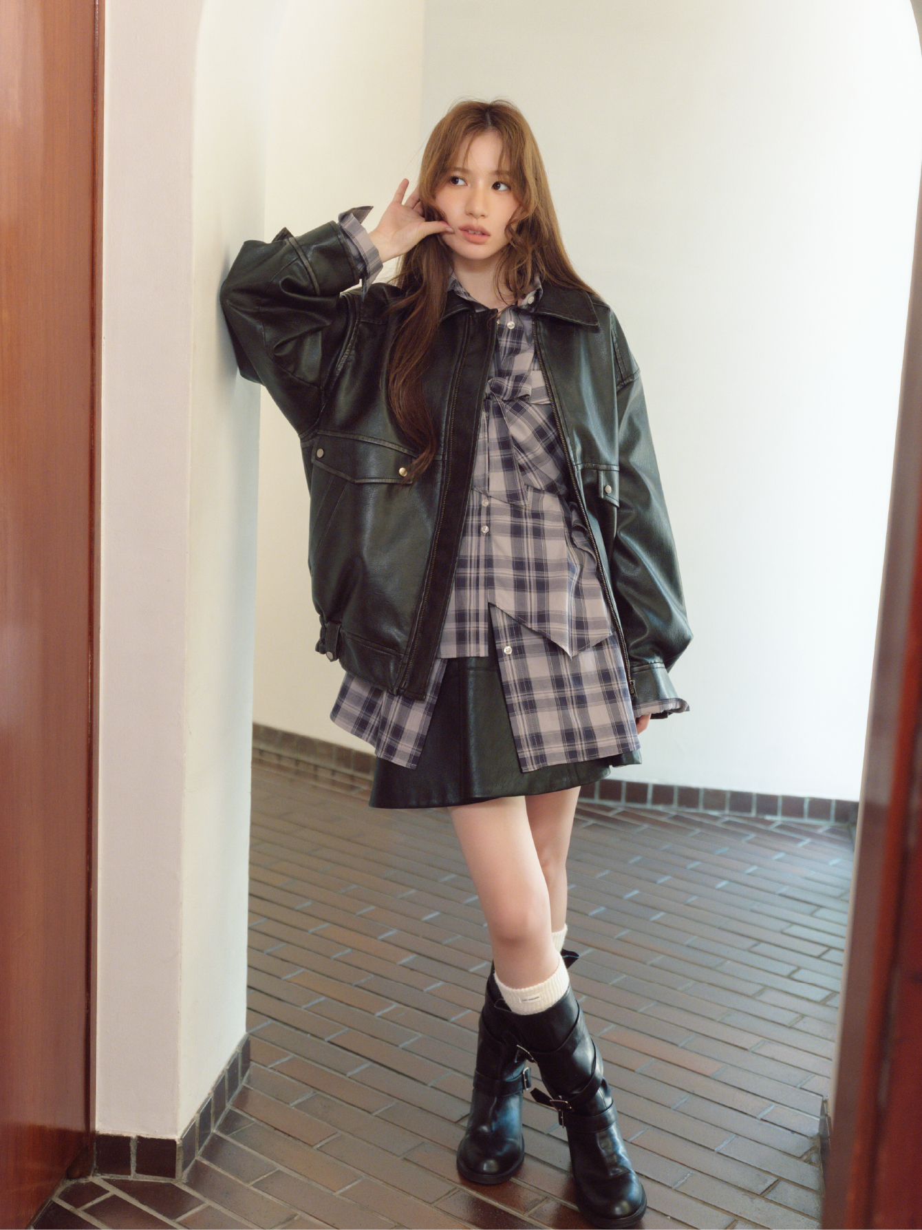 Blouson Shirt Bustier Socks Bootsを着用したモデル