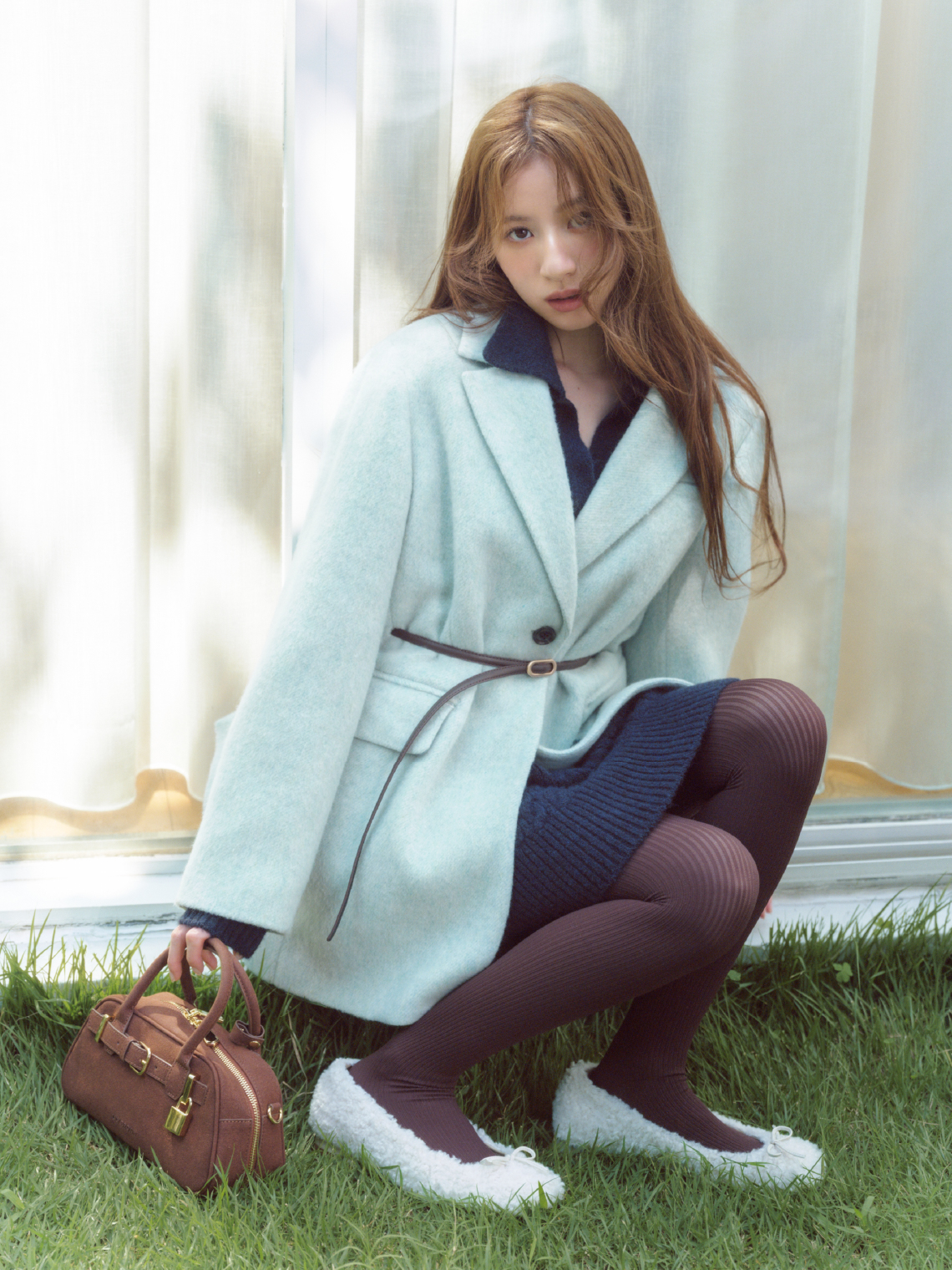 Jacket Dress Shoes Bagを着用するモデル