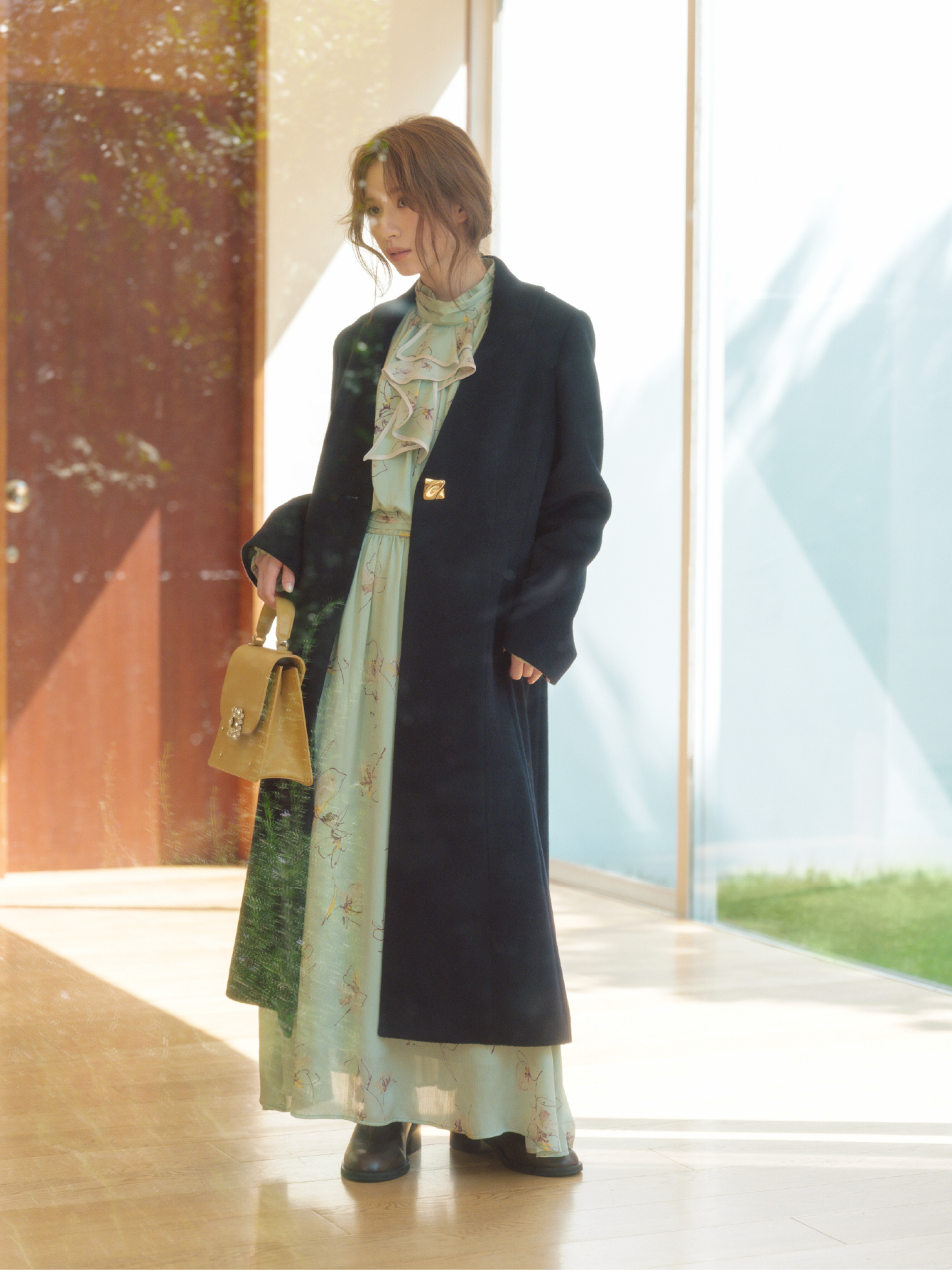 Coat Dress Shoes Bagを着用するモデル