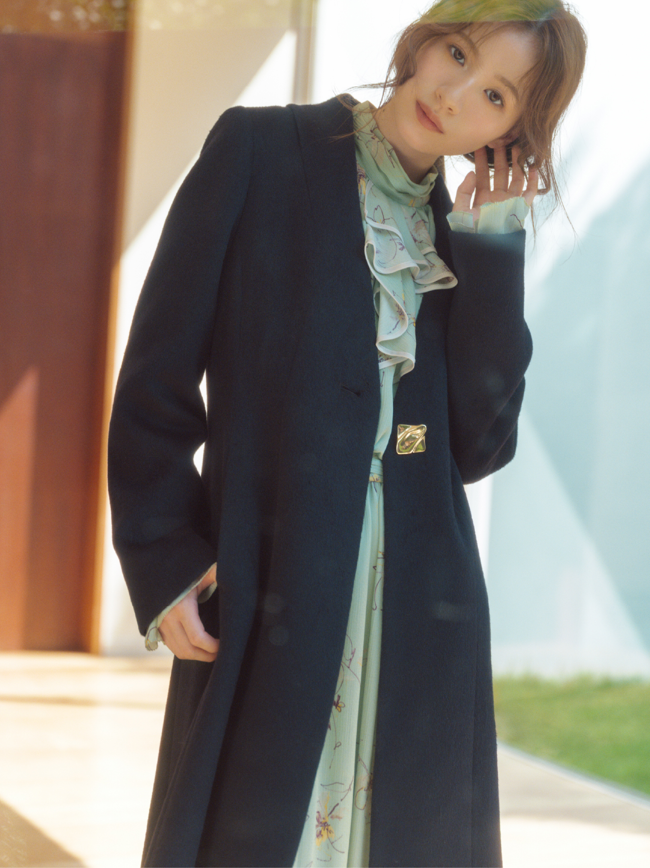 Coat Dress Shoes Bagを着用するモデル