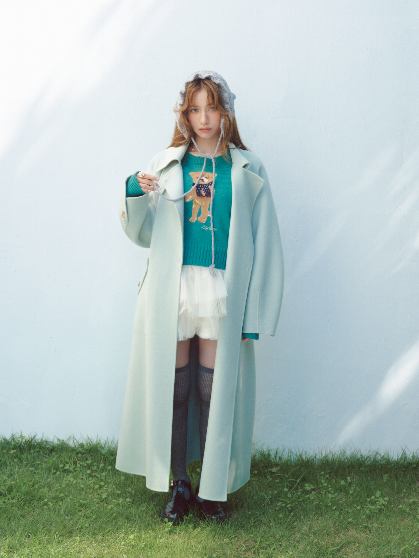 Coat Knit tops Camisole Pants Socks Shoes Ringを着用したモデル