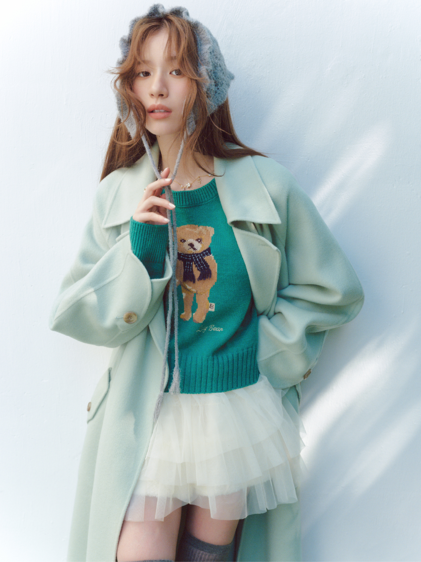 Coat Knit tops Camisole Pants Socks Shoes Ringを着用したモデル