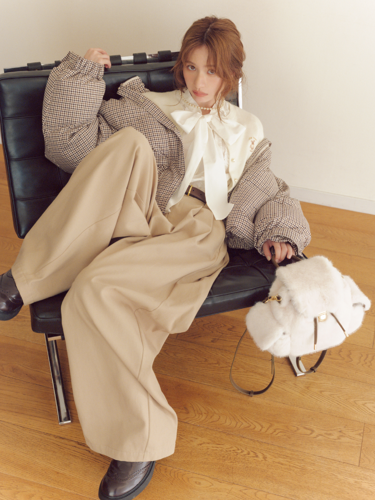 Coat Cardigan Blouse Pants Shoes Bag Necklaceを着用するモデル