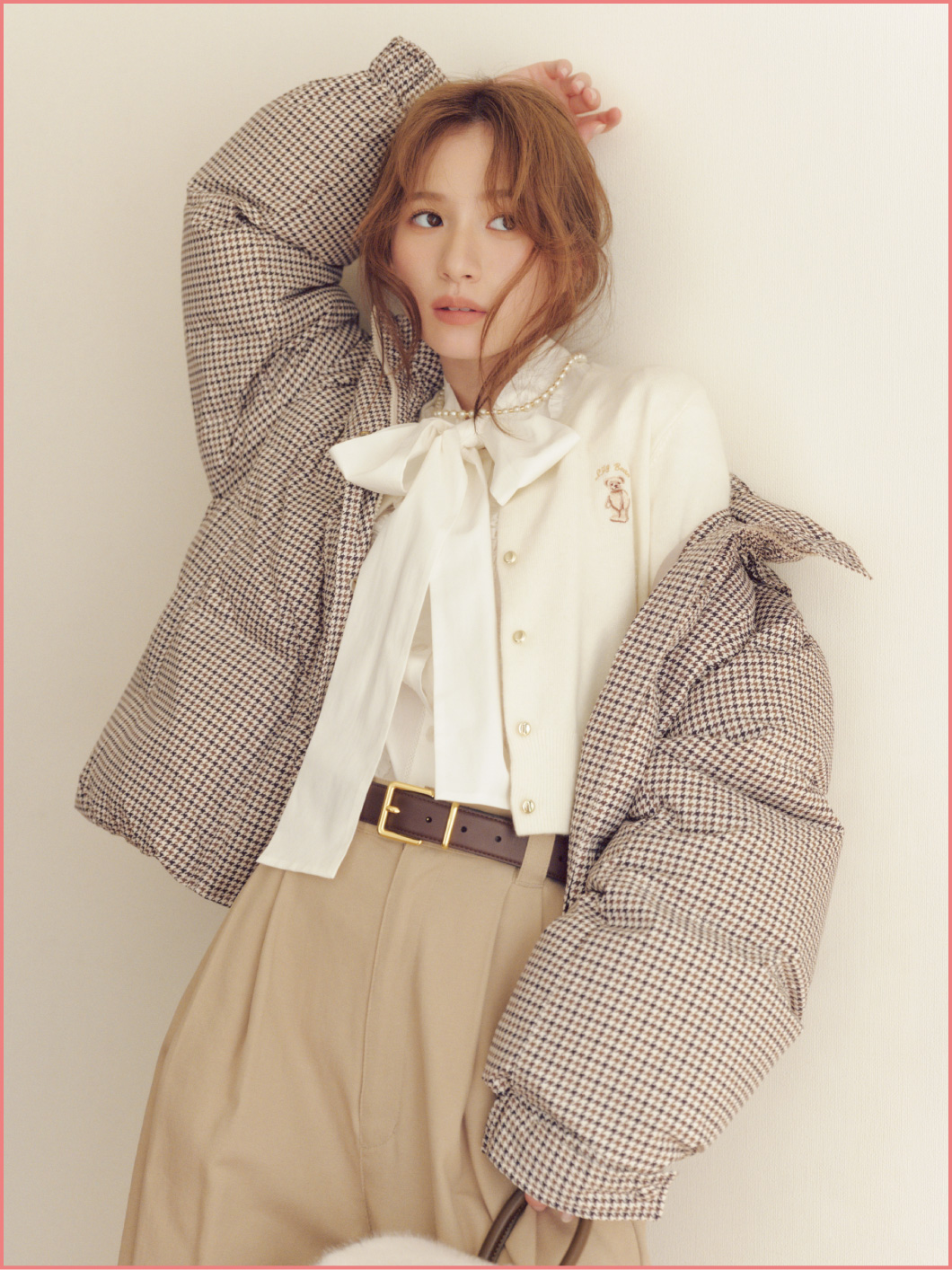 Coat Cardigan Blouse Pants Shoes Bag Necklaceを着用するモデル