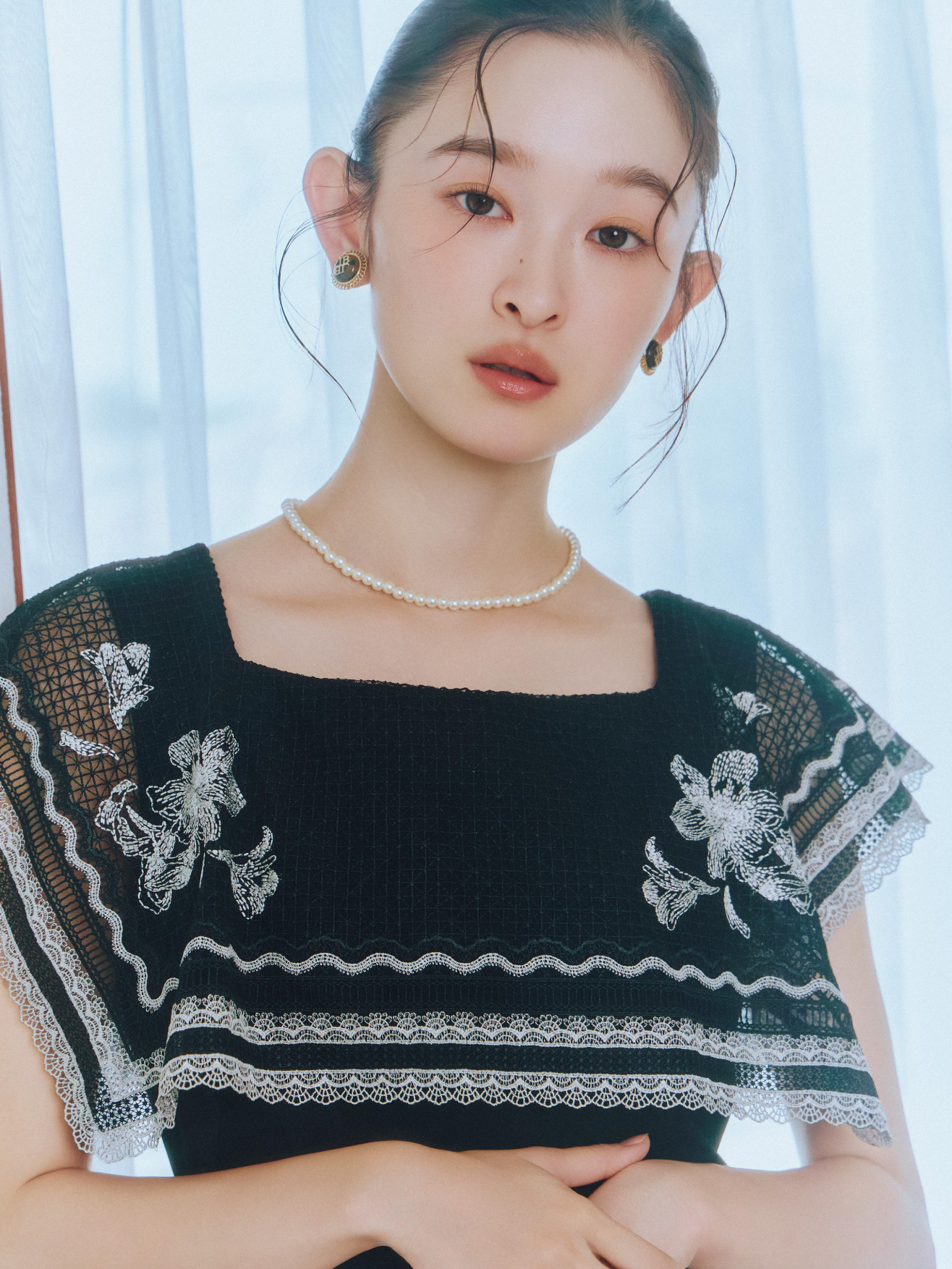 All-in-one Earrings Necklaceを着用しているモデル