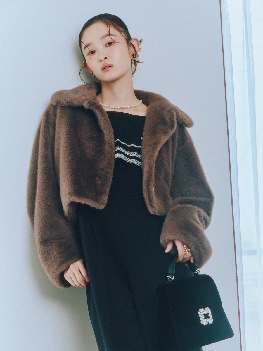 All-in-one Earrings Necklaceを着用しているモデル