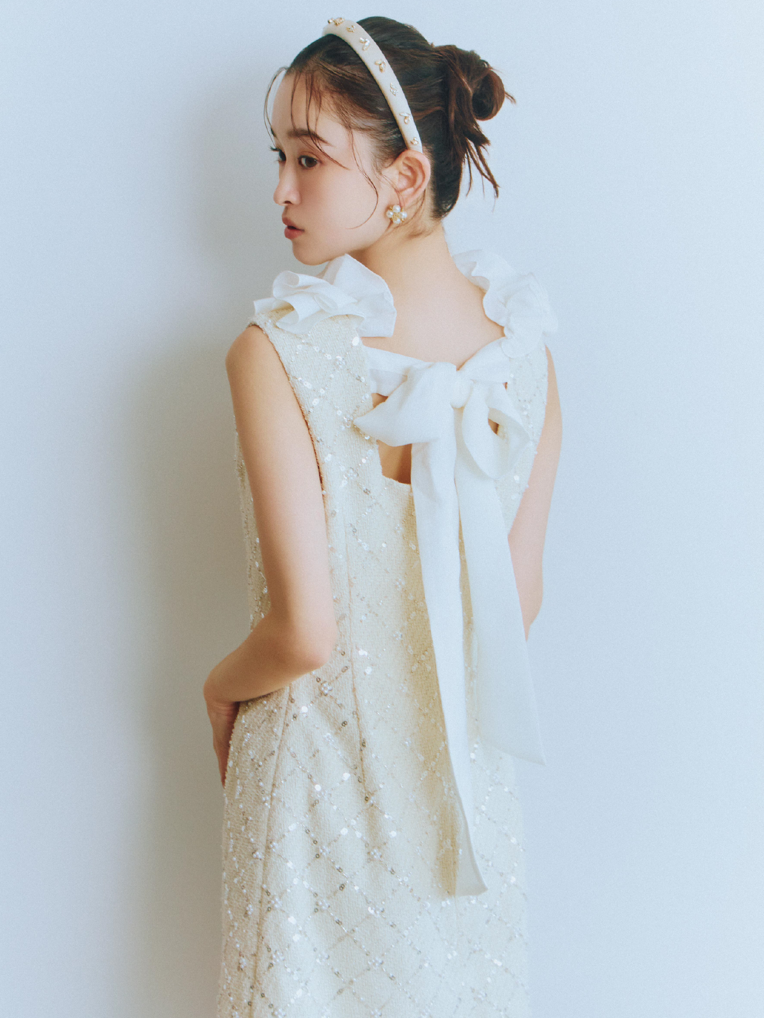 Dress Hair accessoryを着用しているモデル