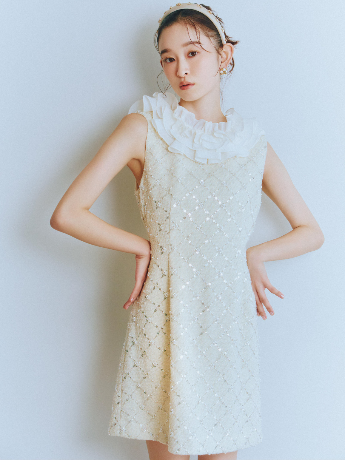 Dress Hair accessoryを着用しているモデル