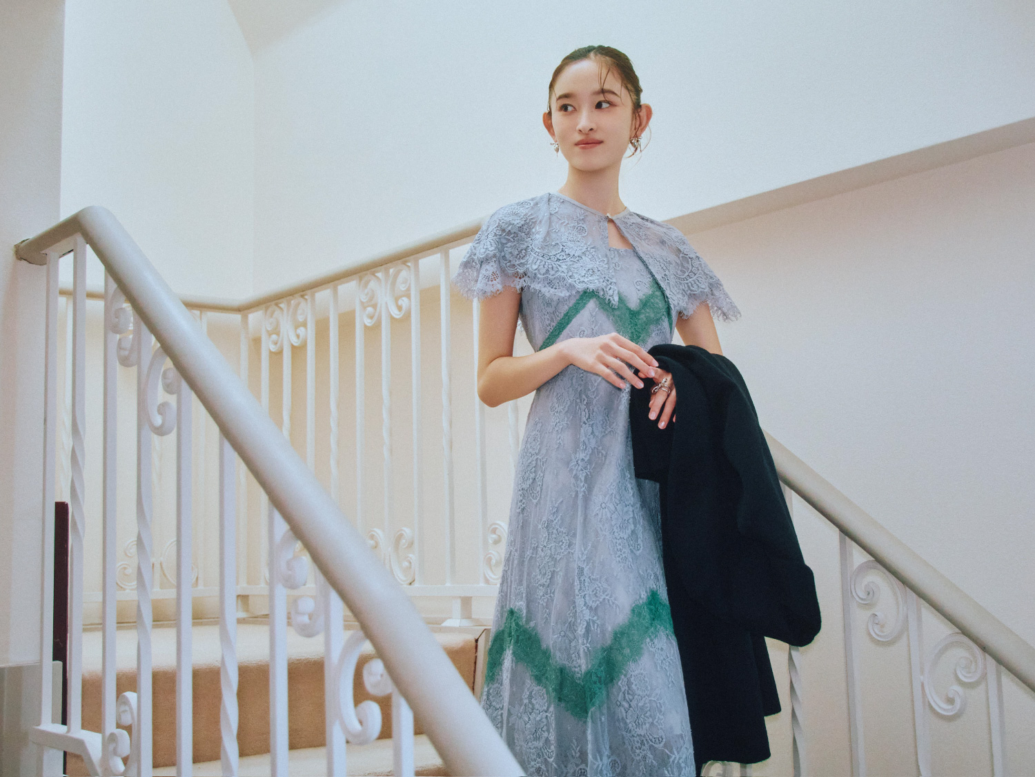 Dress Pierced earrings Ringを着用しているモデル