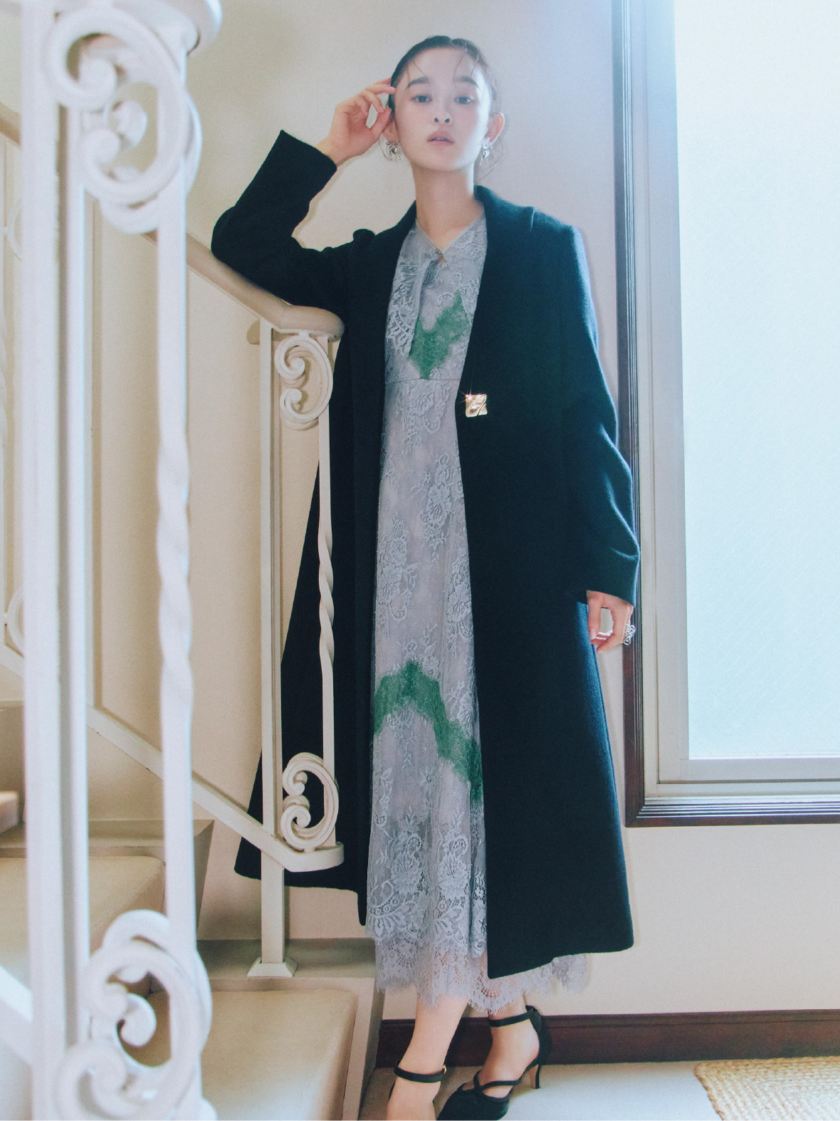 Dress Pierced earrings Ringを着用しているモデル