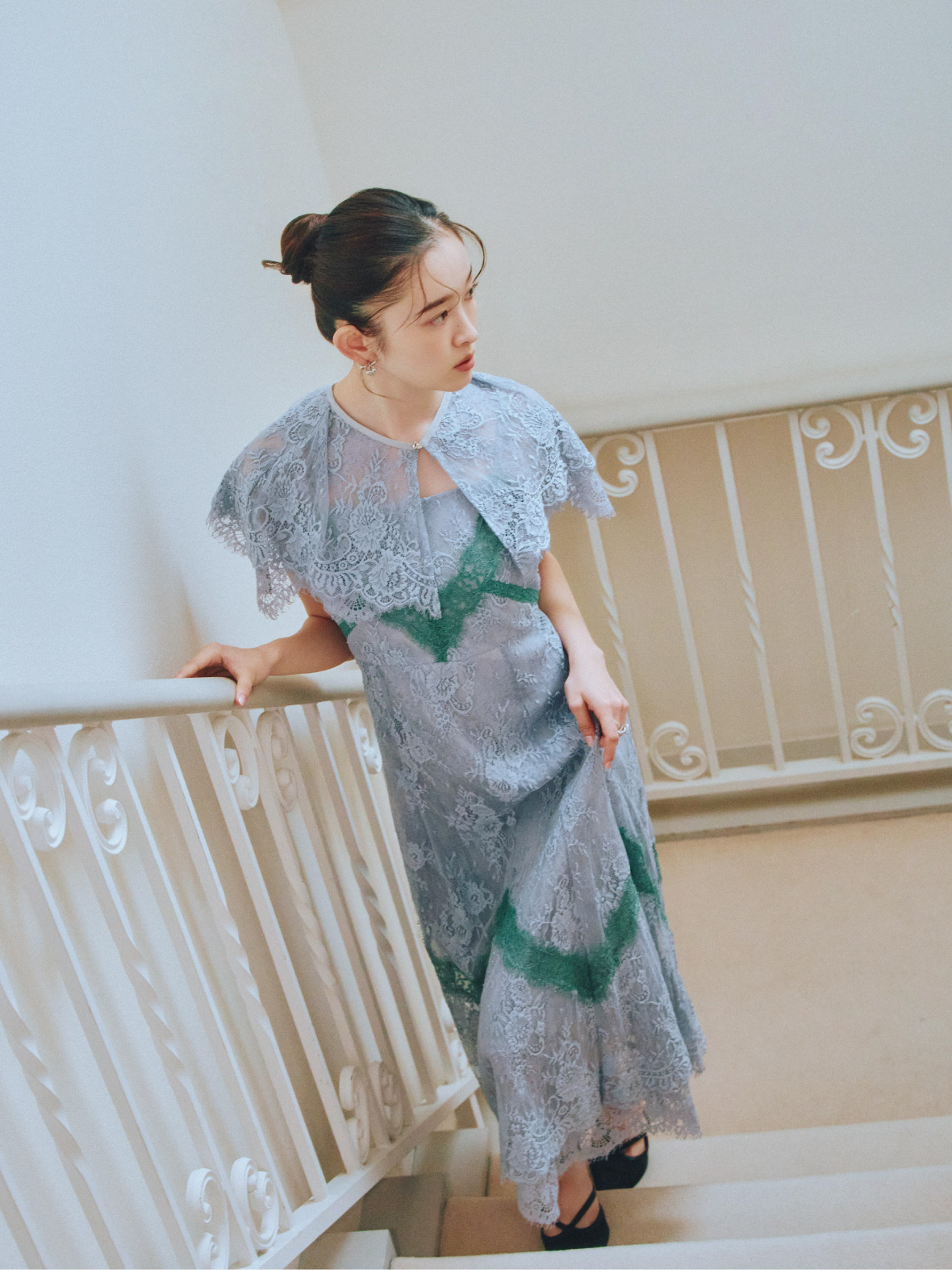 Dress Pierced earrings Ringを着用しているモデル