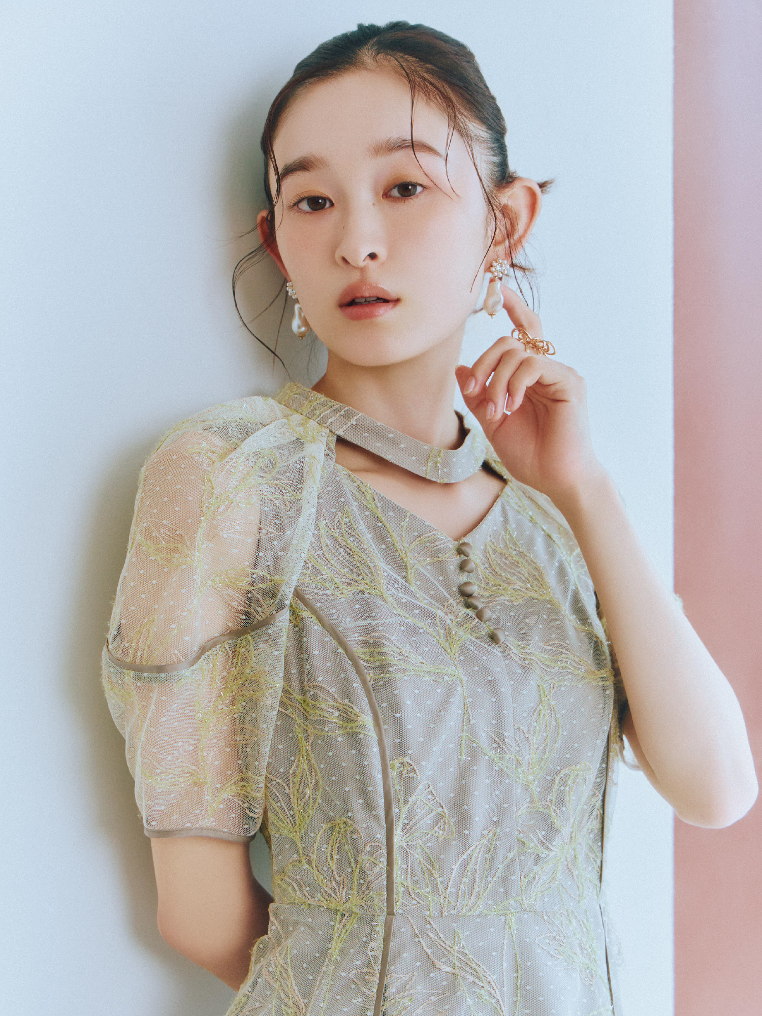 Dress Pierced earrings Ring Shoesを着用しているモデル