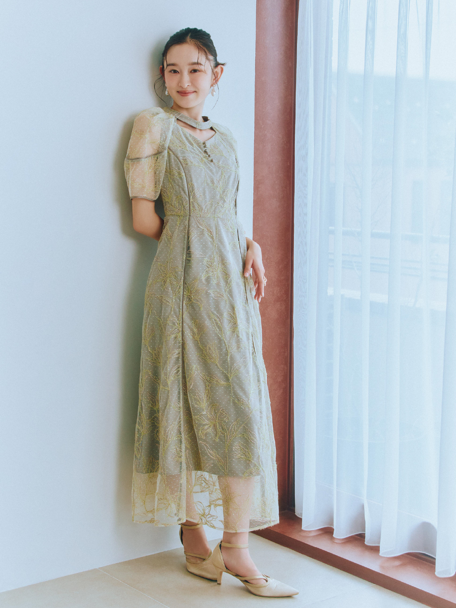 Dress Pierced earrings Ring Shoesを着用しているモデル