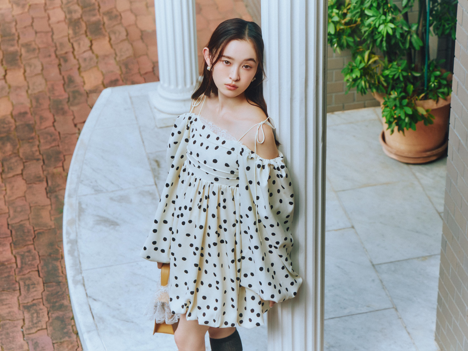 Dress Pierced earrings Bag Shoesを着用しているモデル