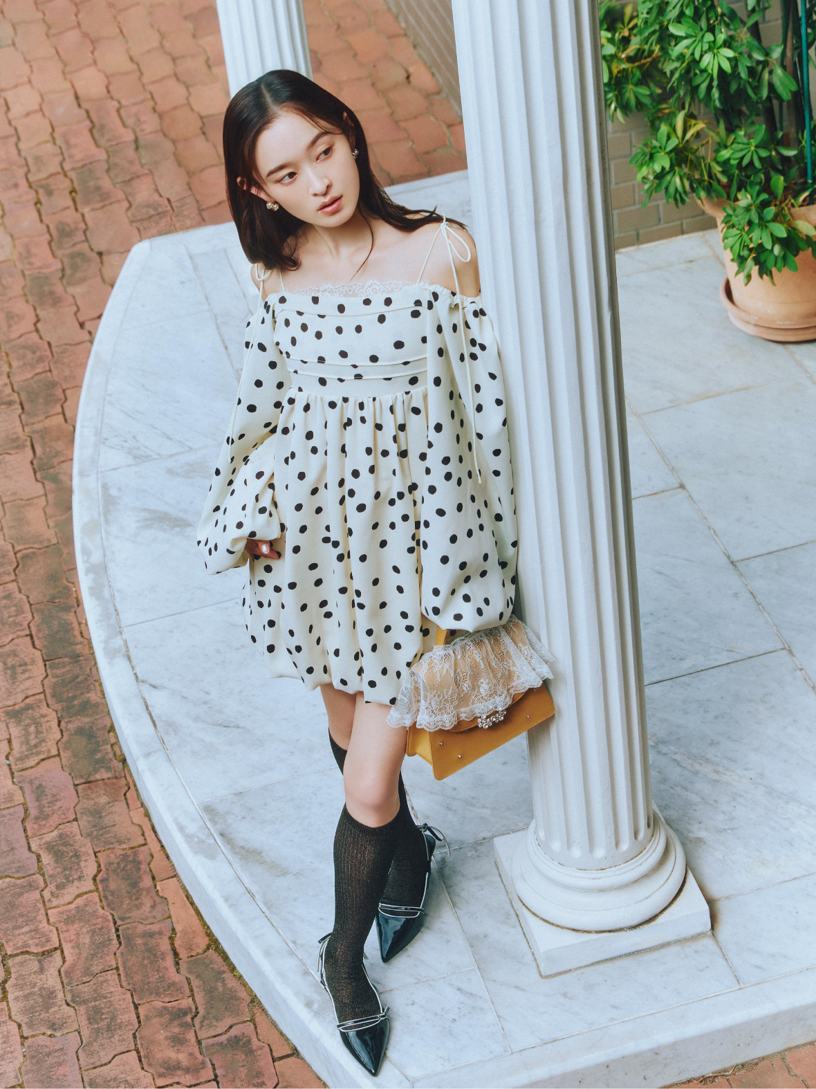 Dress Pierced earrings Bag Shoesを着用しているモデル