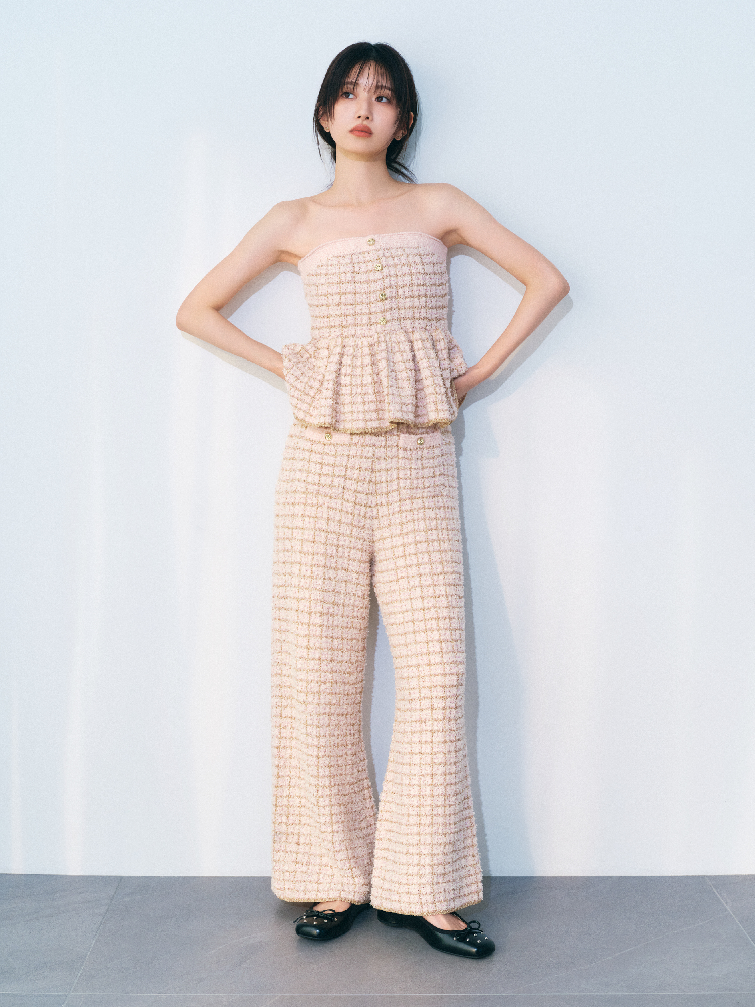 ピンクのツイードニットカーディガン・ツイードニットペプラムビスチェ・ツイードニットワイドパンツ・黒のレースアップバレエシューズ・金のLILY BROWNロゴピアスの着用例