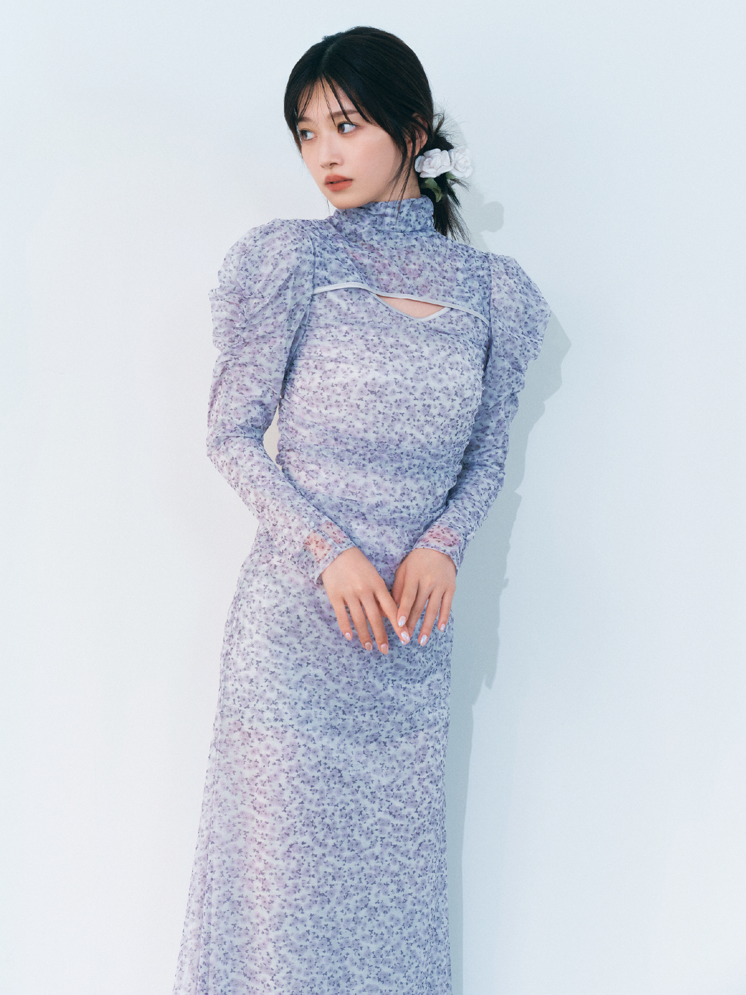 ネイビーの2WAYヴィンテージライクレースジャケット・ラベンターのカッティングチュールプリントワンピース・白のモノブルームヘアクリップ・グリーンの2wayミニボストンバッグの着用例