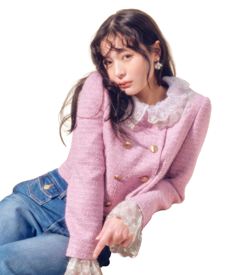 ピンクアウターを着用した女性