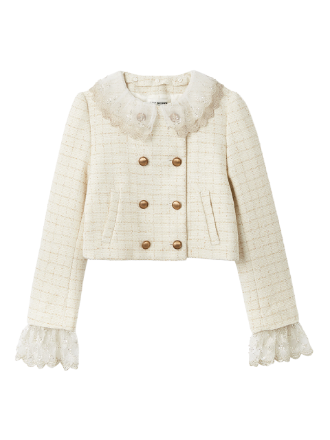 ピンクアウターを着用した女性