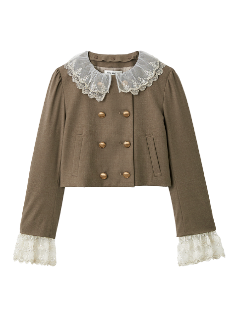 チャコールグレーアウターを着用した女性