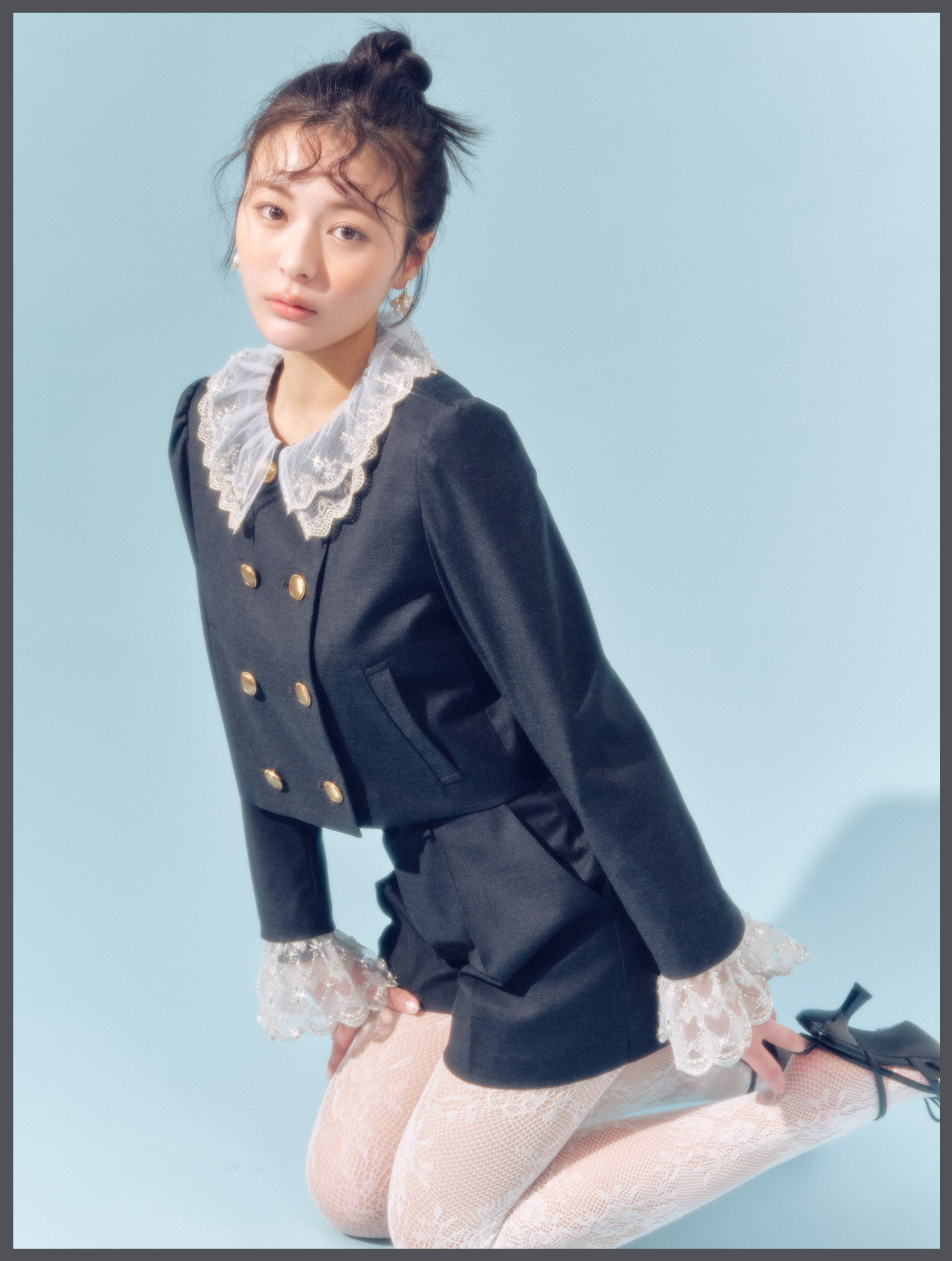 チャコールグレーアウターを着用した女性