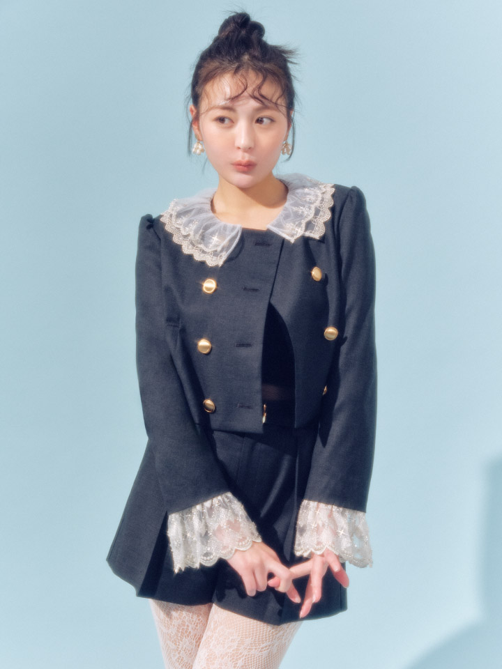 チャコールグレーアウターを着用した女性