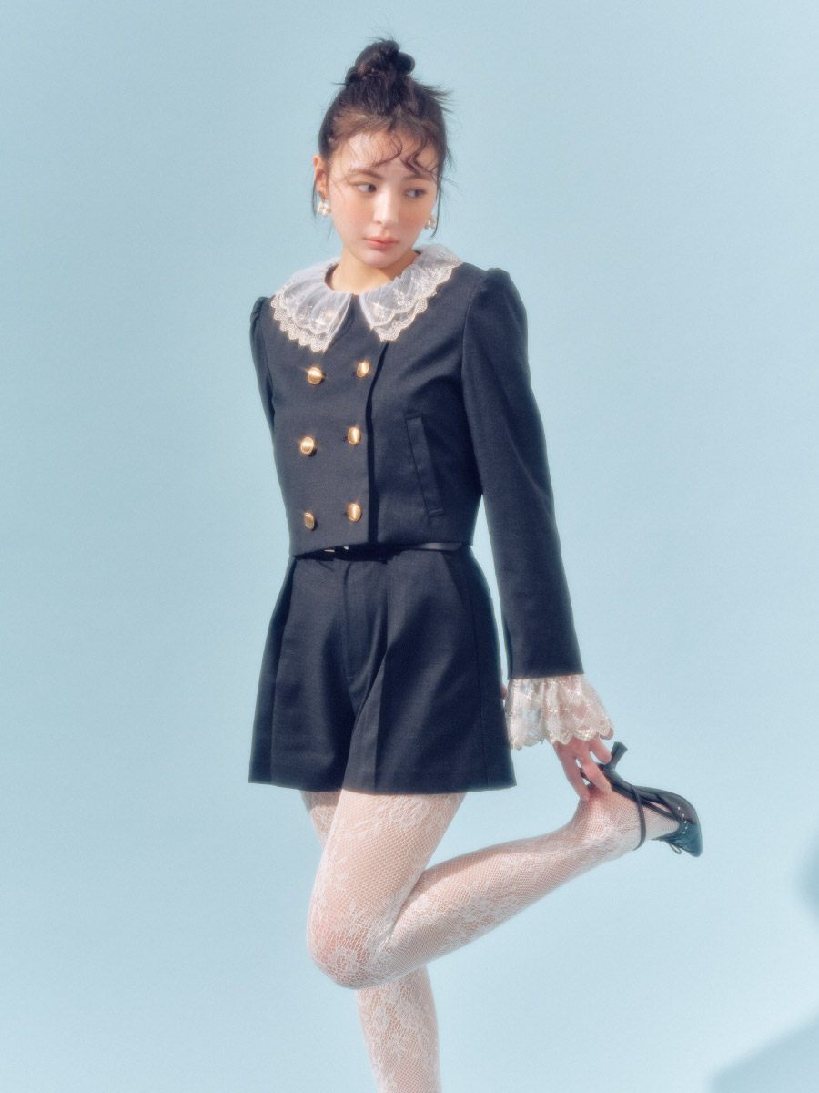 チャコールグレーアウターを着用した女性