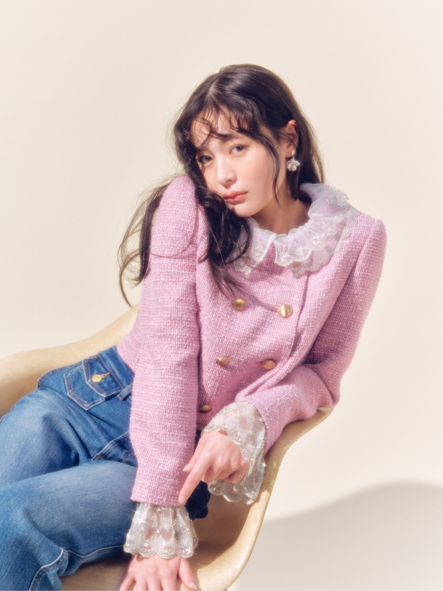 ピンクアウターを着用した女性