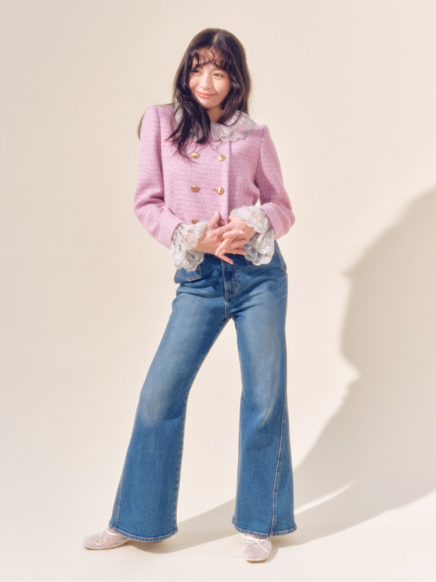 ピンクアウターを着用した女性