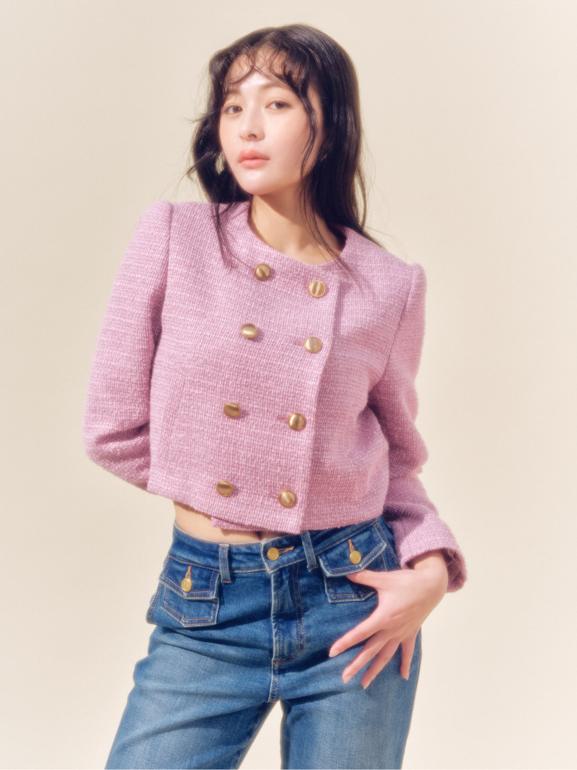 ピンクアウターを着用した女性