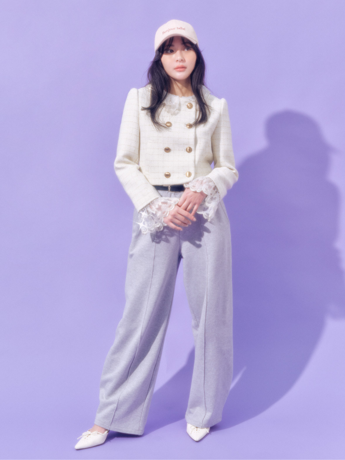 アイボリーアウターを着用した女性