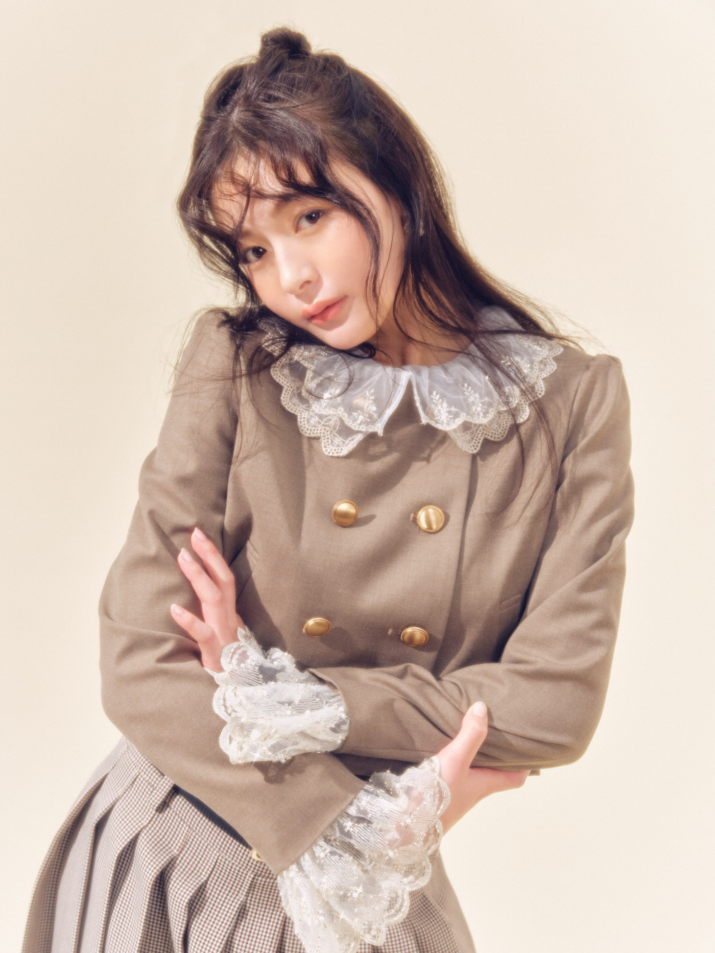 ブラウンアウターを着用した女性