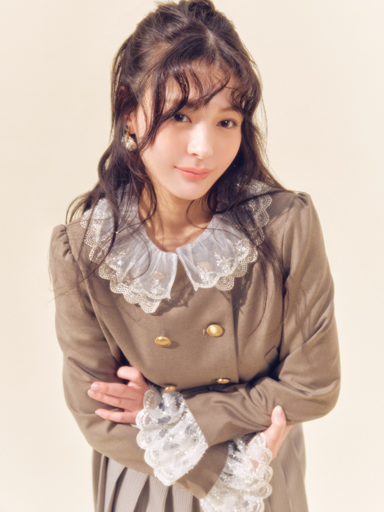 ブラウンアウターを着用した女性