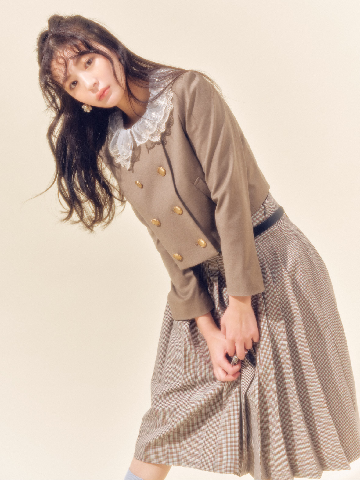 ブラウンアウターを着用した女性