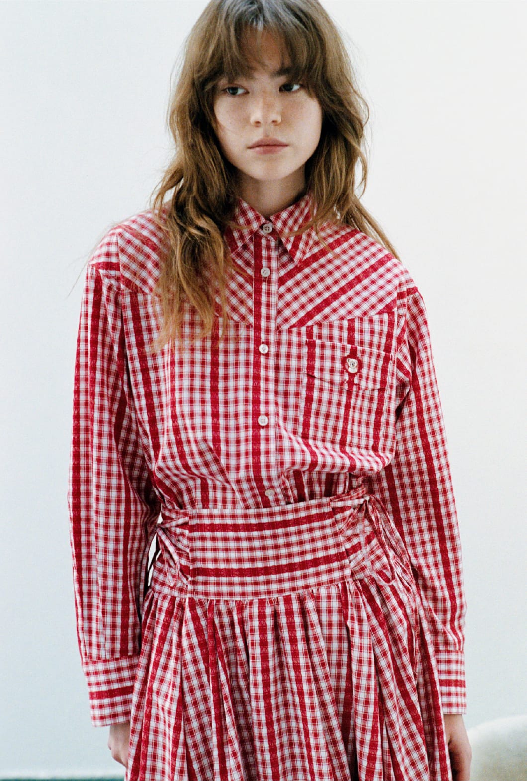 Lily Bearレターモチーフバリエシャツ＆２wayボリュームシャツスカートを着用した女性