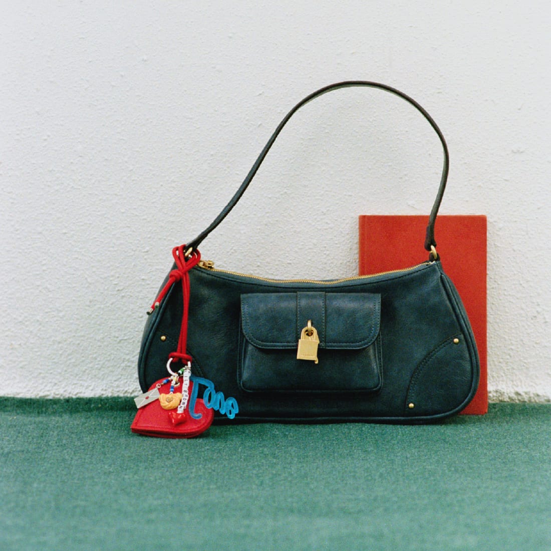 パッドロックホーボーバッグ＆ハートモチーフキーチャーム