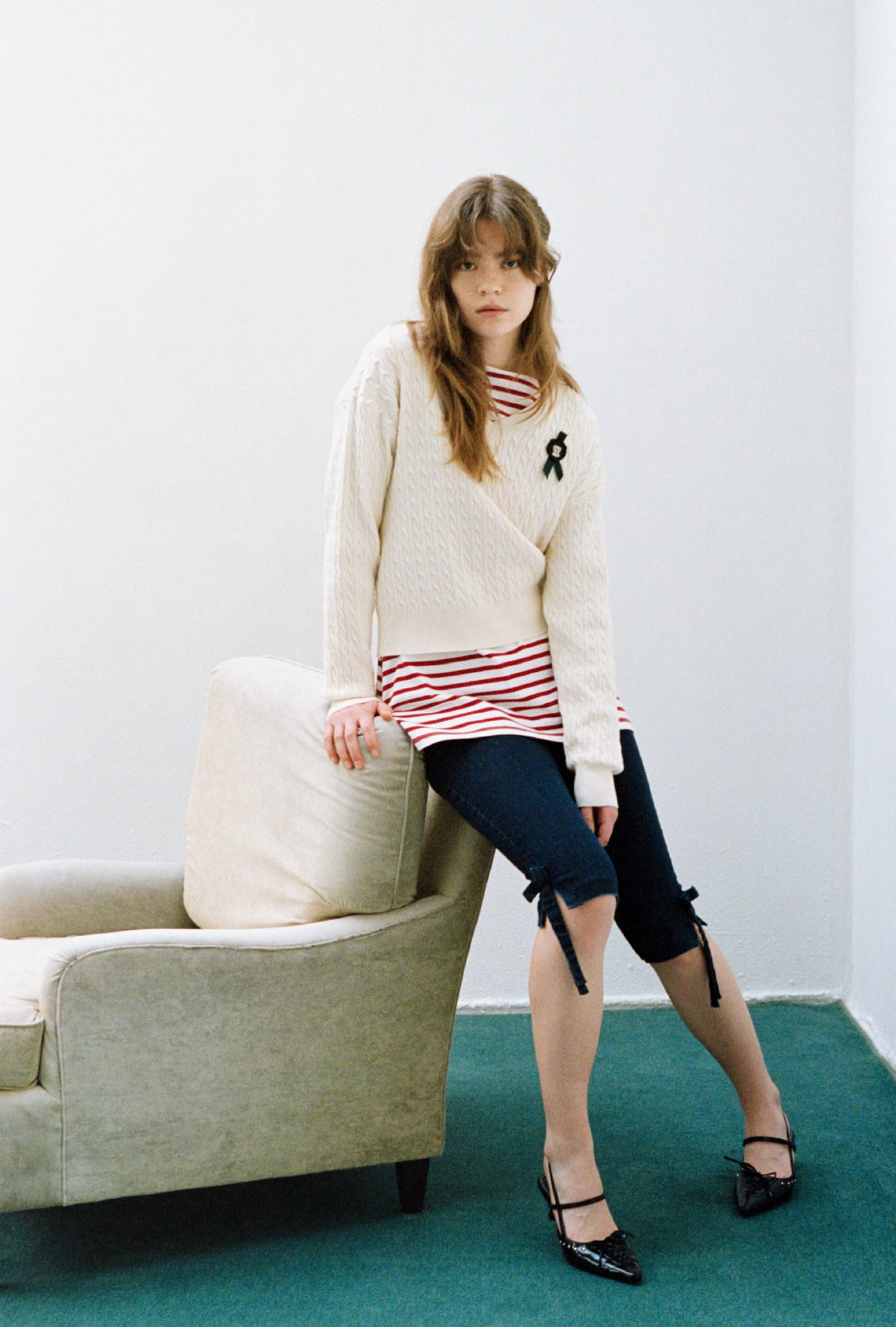 Lily Bearスタンプモチーフケーブルニット＆フレンチボーダーカットチュニック＆サイドリボンカプリパンツ＆LOVEサインヘアピンセット（BOX入り）＆レースアップスリングバッグパンプスを着用した女性