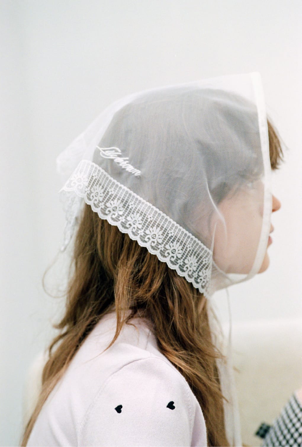 Love letterバブーシュカ＆love letterコンパクトニットカーデを着用した女性