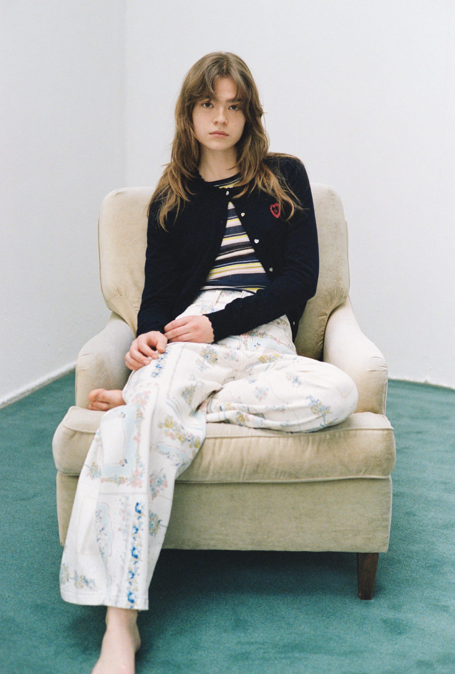 love letterコンパクトニットカーデ＆シアーレイヤードラメリブトップ＆ダブルニーカーブワイドデニムパンツを着用した女性