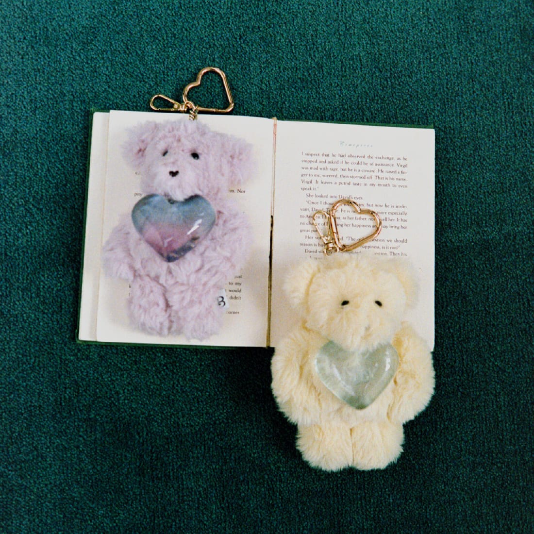 love Lily Bearハグハートチャームを着用した女性