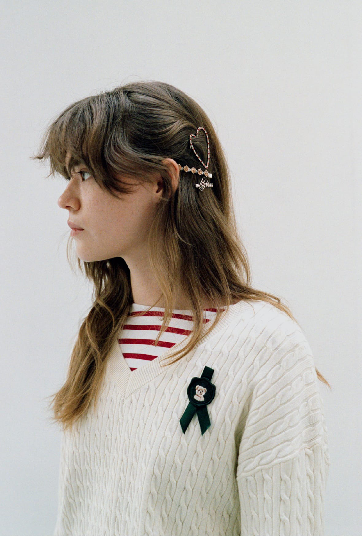 love Lily Bearハグハートチャームを着用した女性