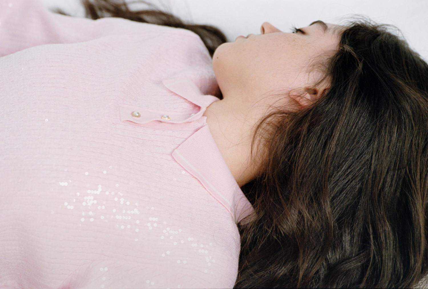 横になっている女性の写真