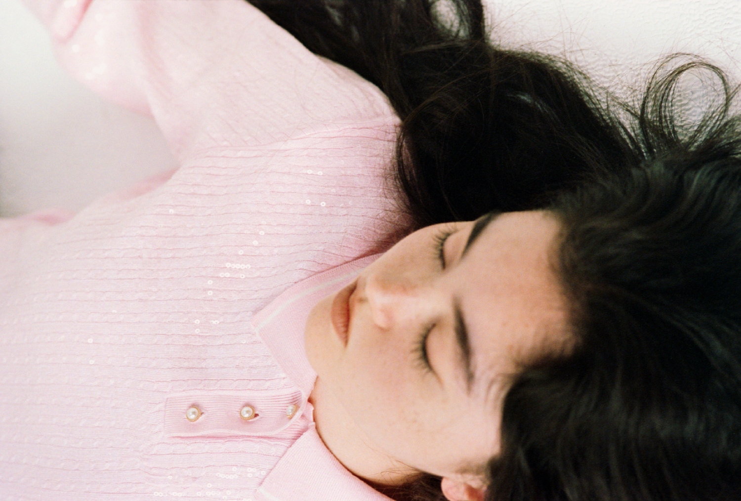 ピンクの2wayスパンコールニットカーディガン・グレーのベルト付きスウェットパンツを合わせた、軽快でヘルシーな印象を与えるコーディネート