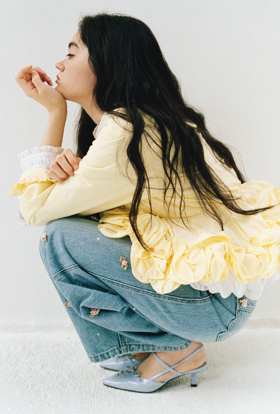 同コーディネートの座り写真