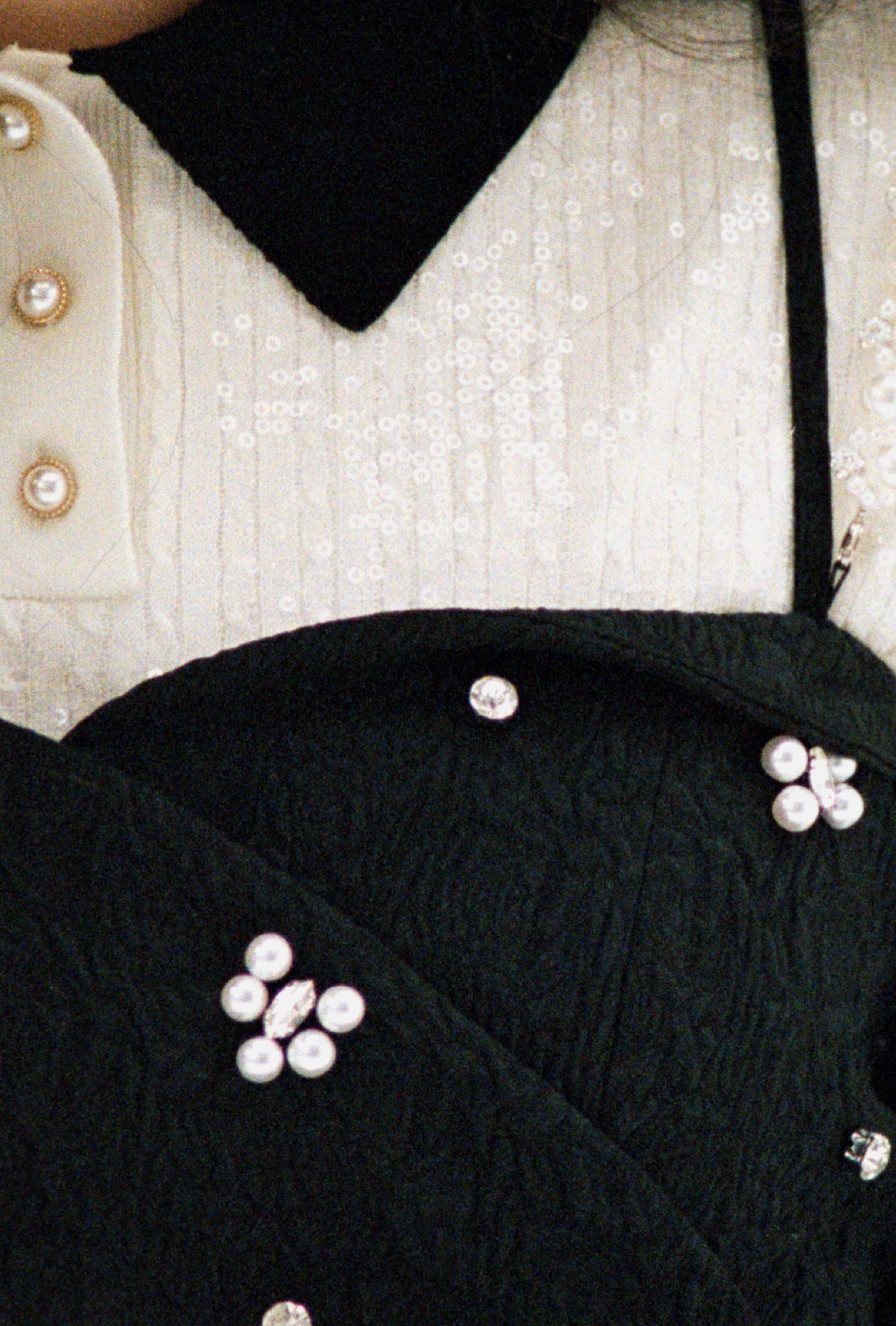 黒の[L.B CANDY STOCK]ビッグリボンビジューペプラムトップス・BORDERの2wayスパンコールニットカーディガン・黒のサイドリボンカプリパンツと[L.B CANDY STOCK]スクエアバレエシューズを合わせた、ガーリーな要素を大人っぽく取り入れたコーディネート