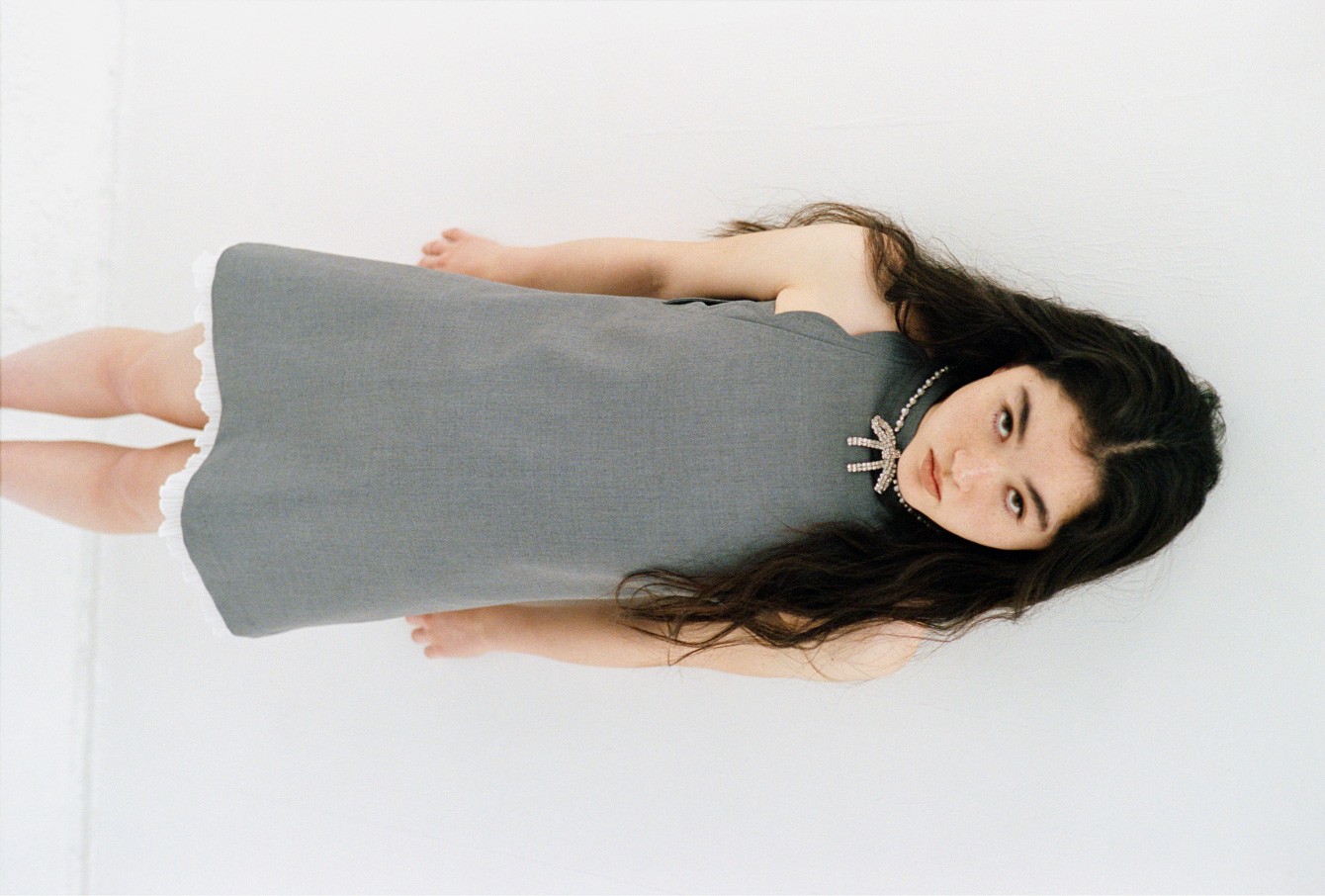 グレーの[L.B CANDY STOCK]リボンビジュースカラップミニワンピースを合わせた、可憐な表情を魅せる大人ガーリーなルック