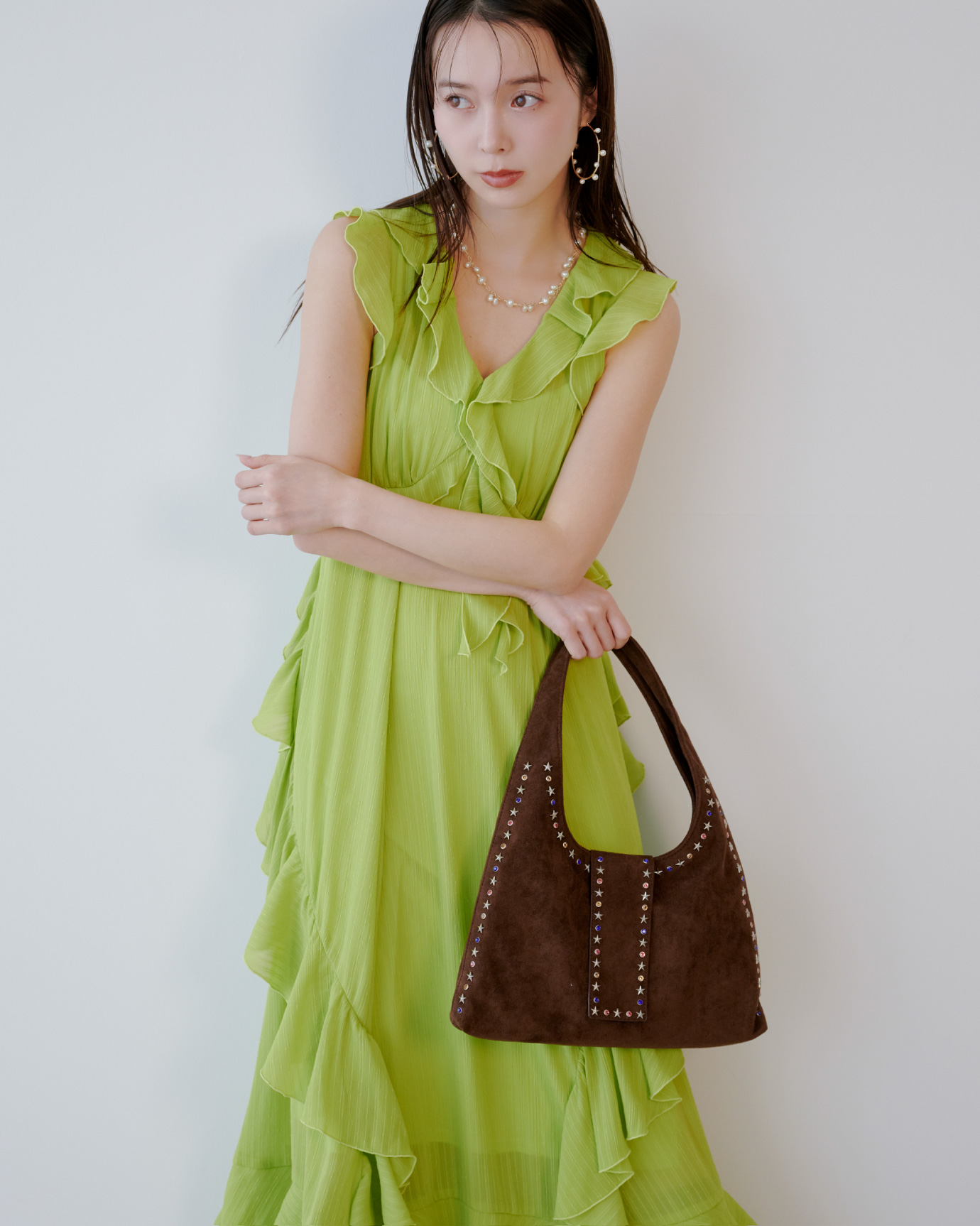 Dress Earrings Necklace Bag Shoesを着用したモデル